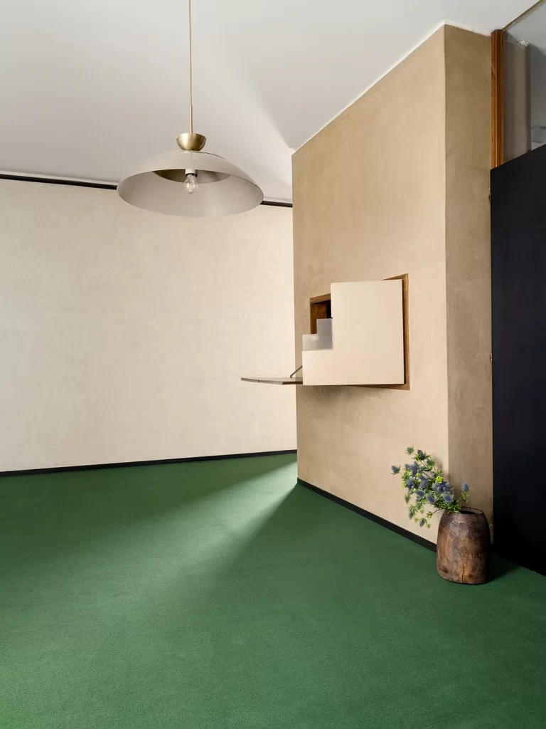Sound-absorbing carpet flooring for a peaceful shopping environment