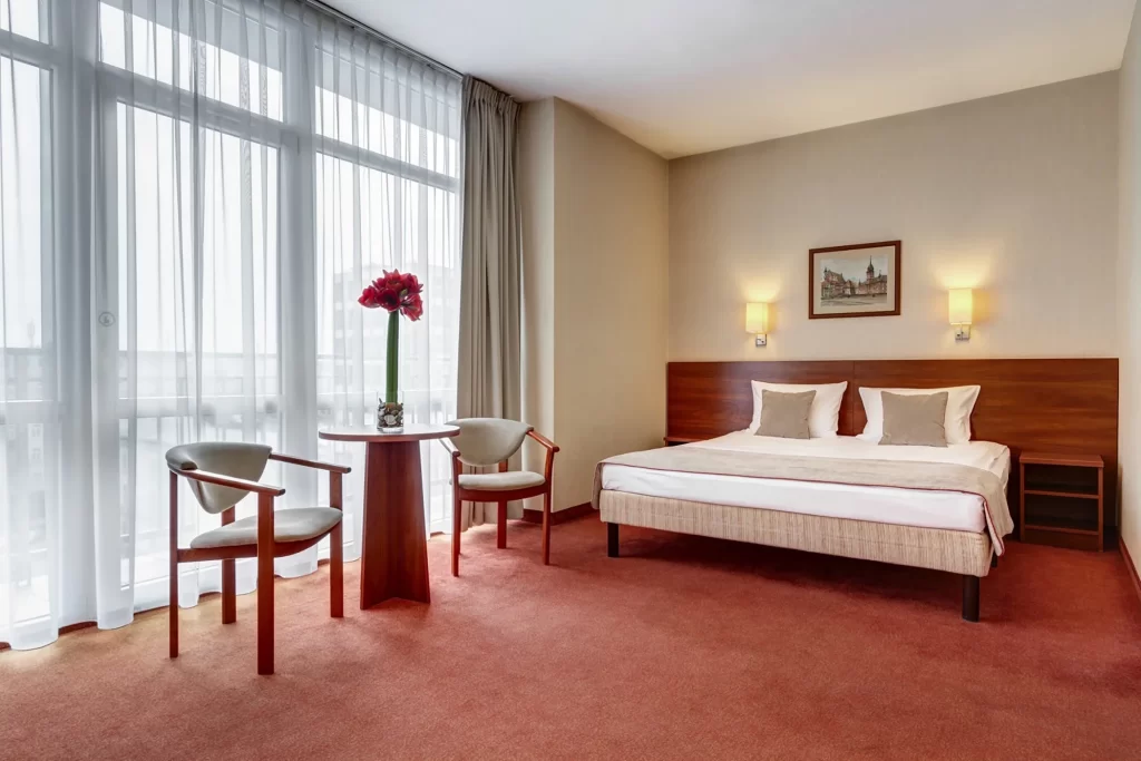 Chambre moderne avec moquette douce et silencieuse