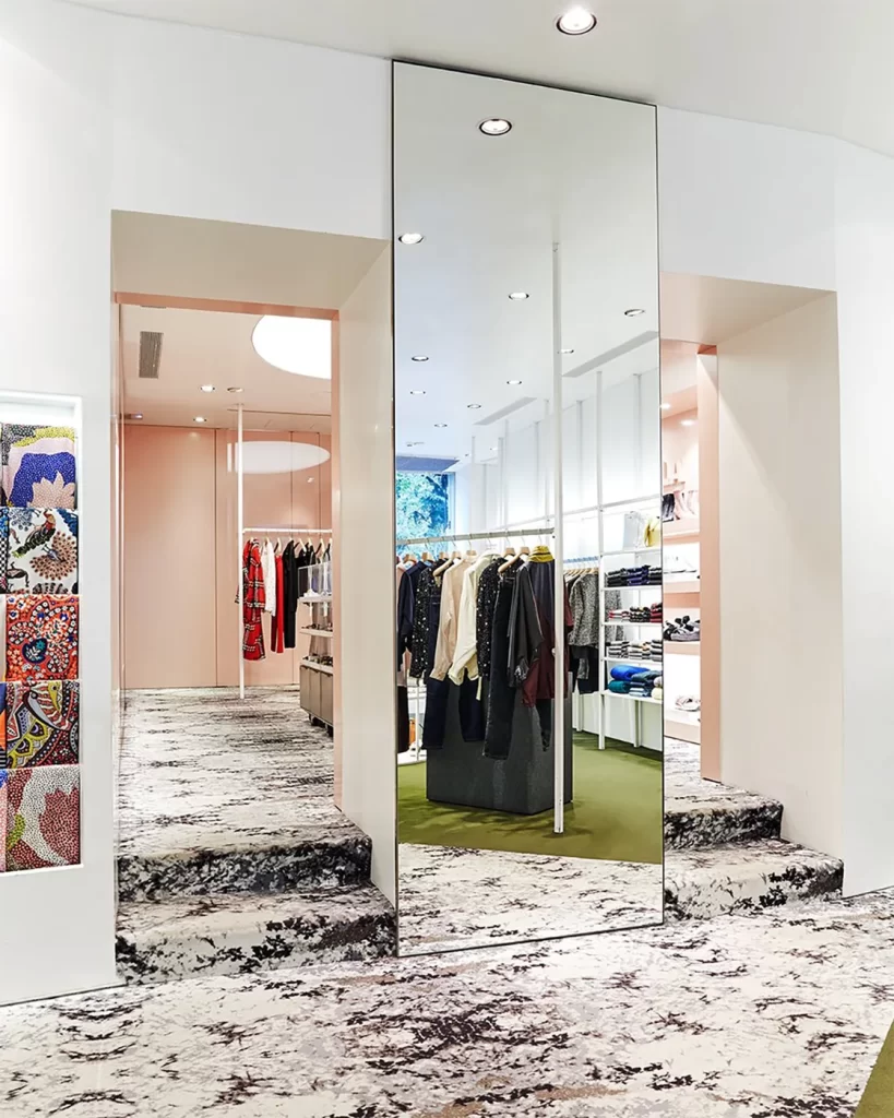 Stand moderne avec moquette sur mesure aux couleurs de la marque