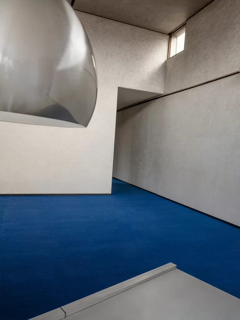 Textile flooring in open space with high thermal comfort