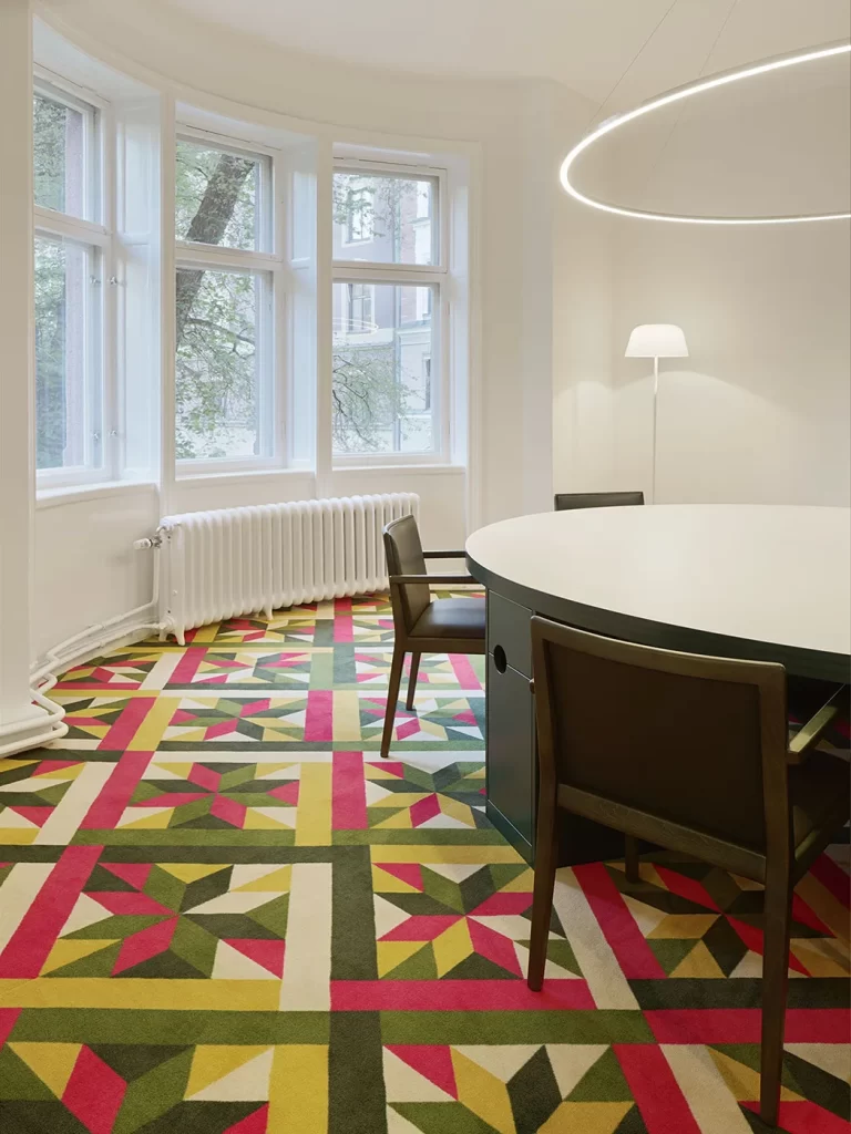 Moquette sur mesure avec motif graphique dans un espace d’accueil