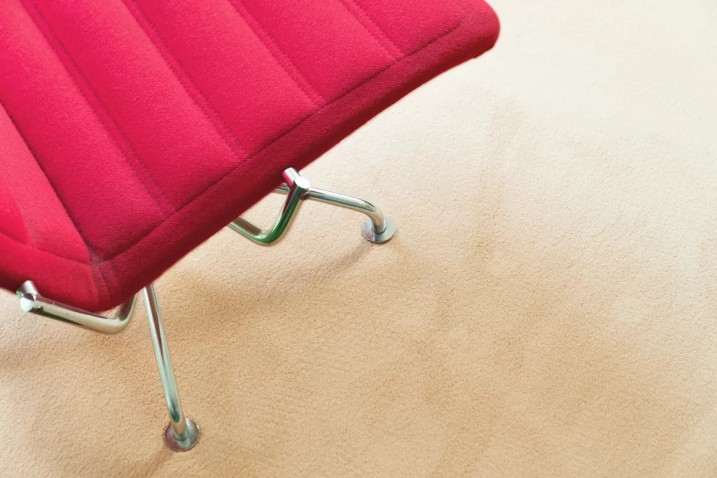 Moquette antidérapante dans une salle de réunion d’hôtel, équilibre entre esthétique et sécurité

