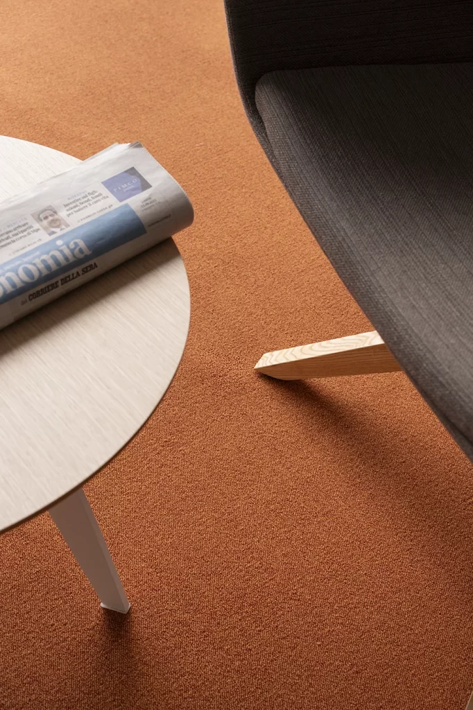 Pose rapide de moquette en rouleau pour stand temporaire