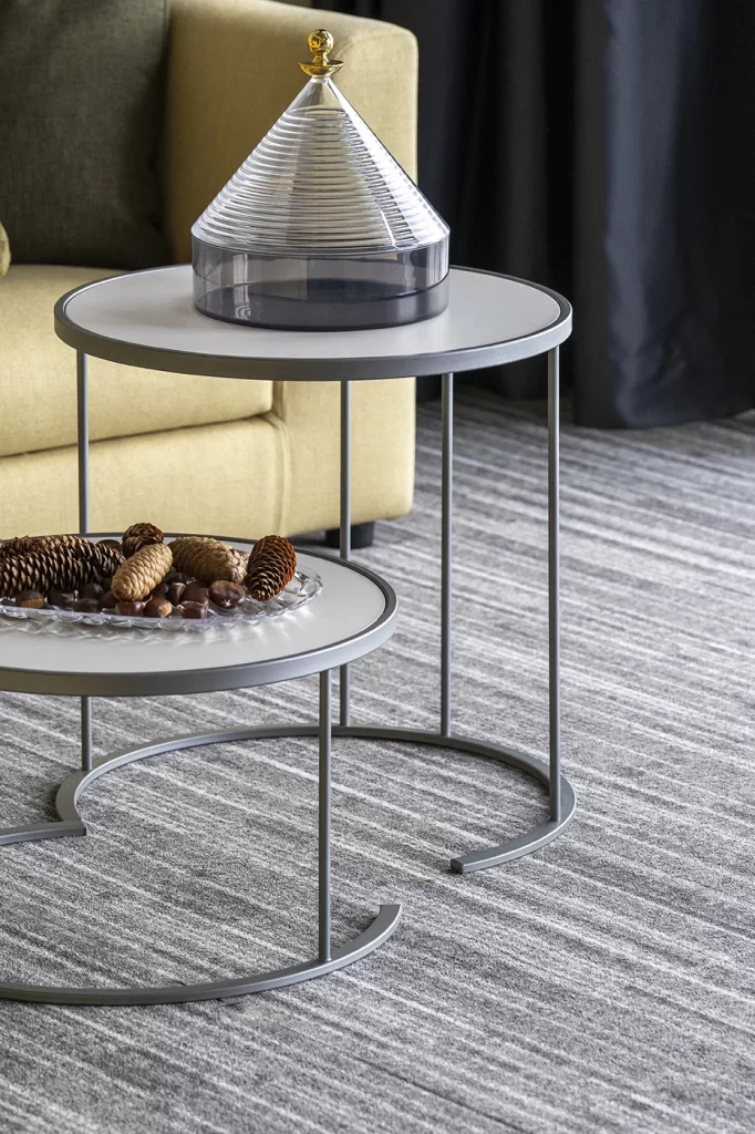 Chambre d’hôtel avec moquette antidérapante et mobilier contemporain, confort et sécurité

