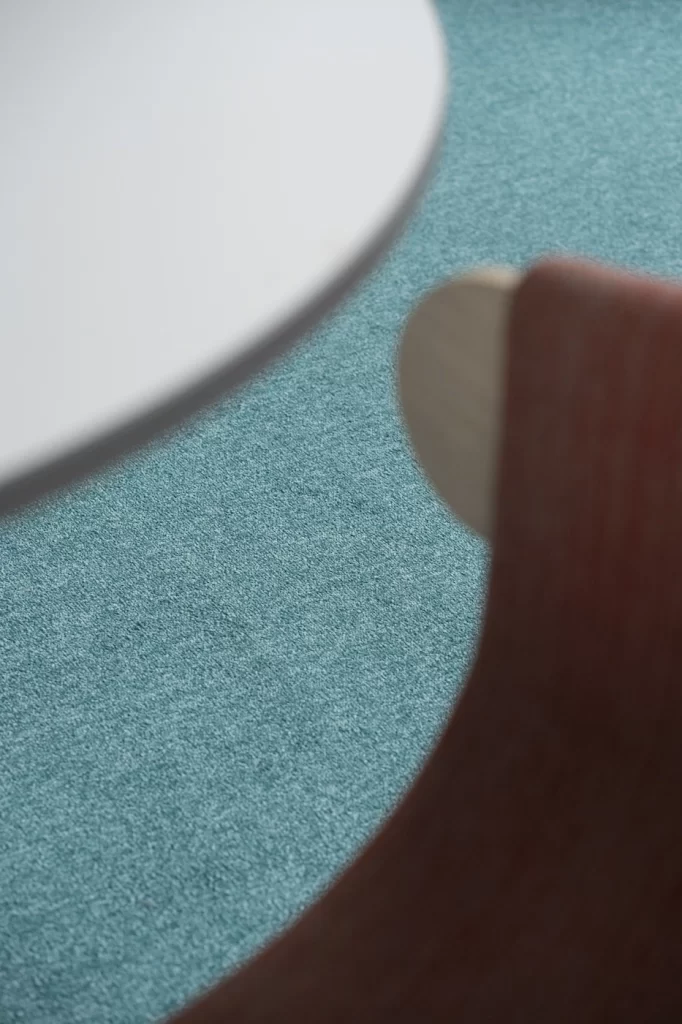 Dalles de moquette modulaires pour aménagement flexible de salon