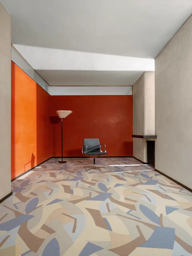 Design contemporain avec moquette aux motifs abstraits