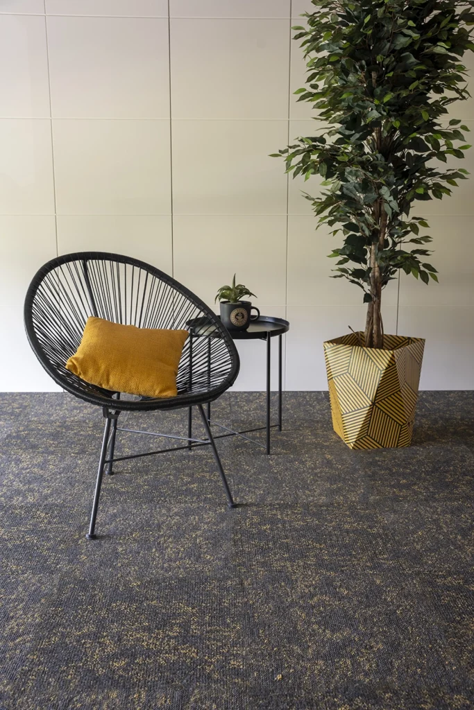 Teppichfliesen von Radici Carpet für Büros mit modularer Verlegung und individuellem Design