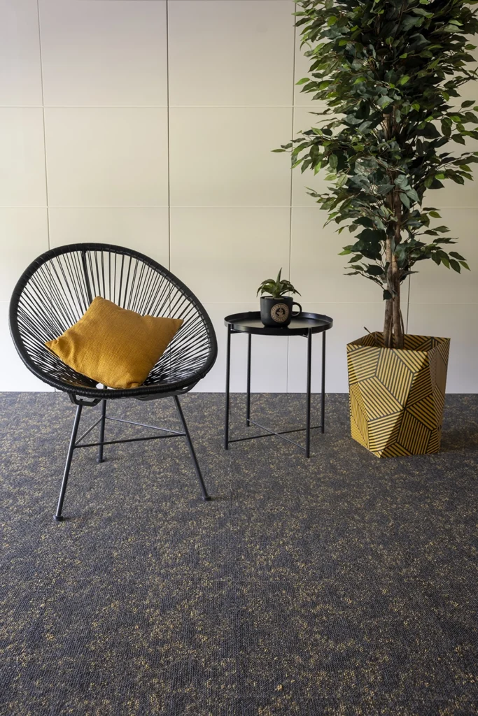 Dalles textiles facilement remplaçables pour maintenance rapide en entreprise