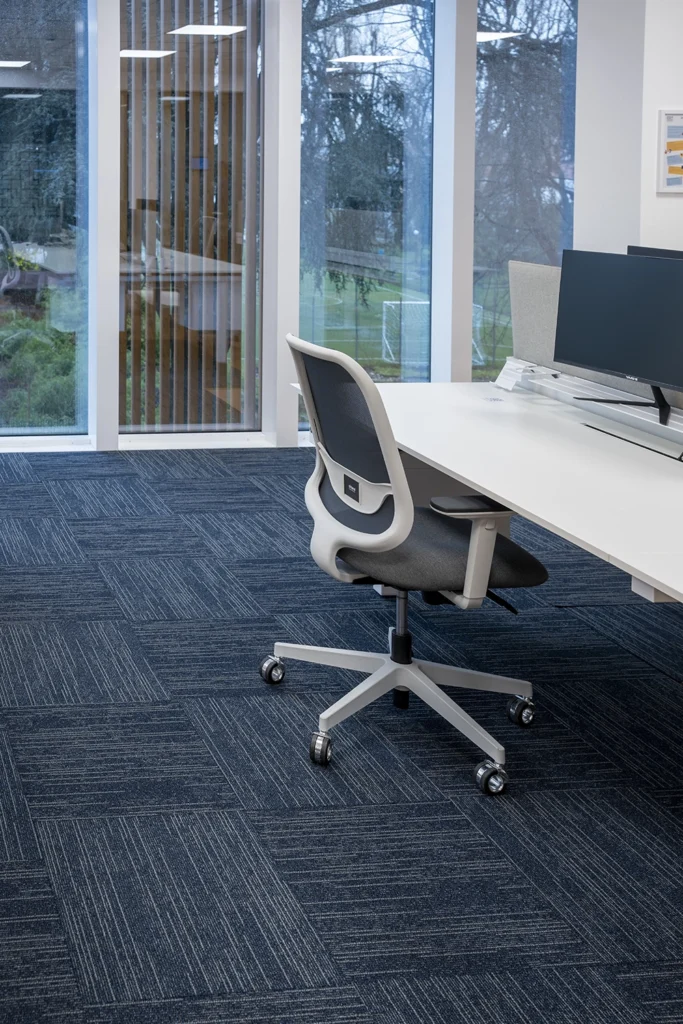 Dalles de moquette haute densité pour durabilité et confort acoustique