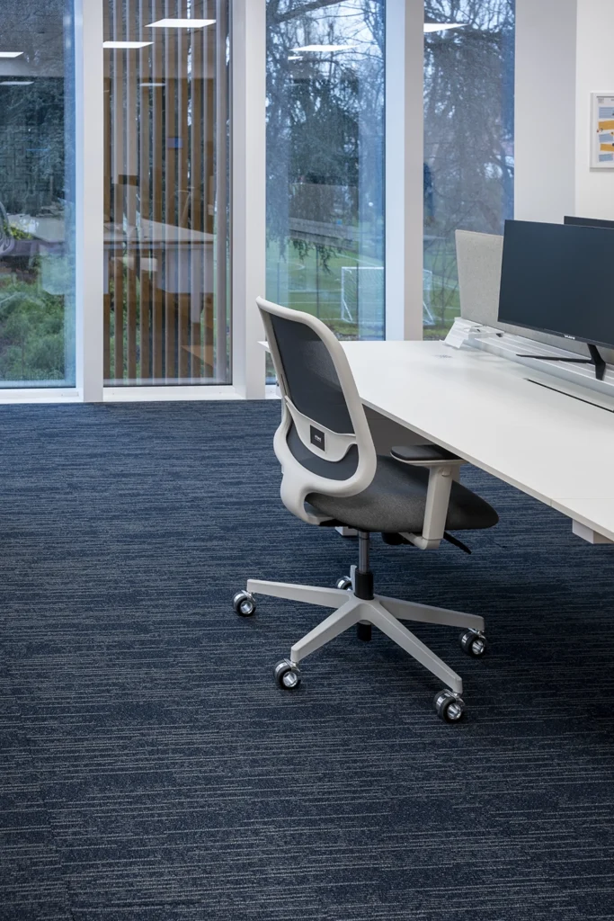 Moquette en quadrotte aux teintes sobres pour espace de travail élégant