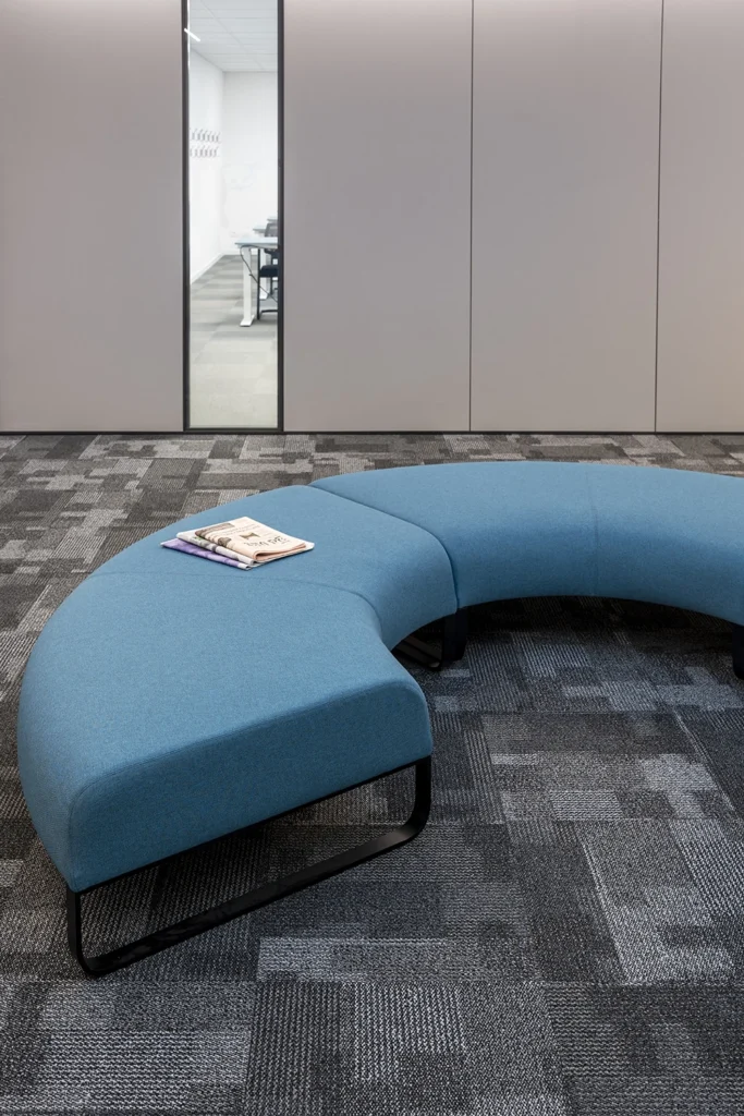 Pose de moquette en dalles pour bureaux à fort passage