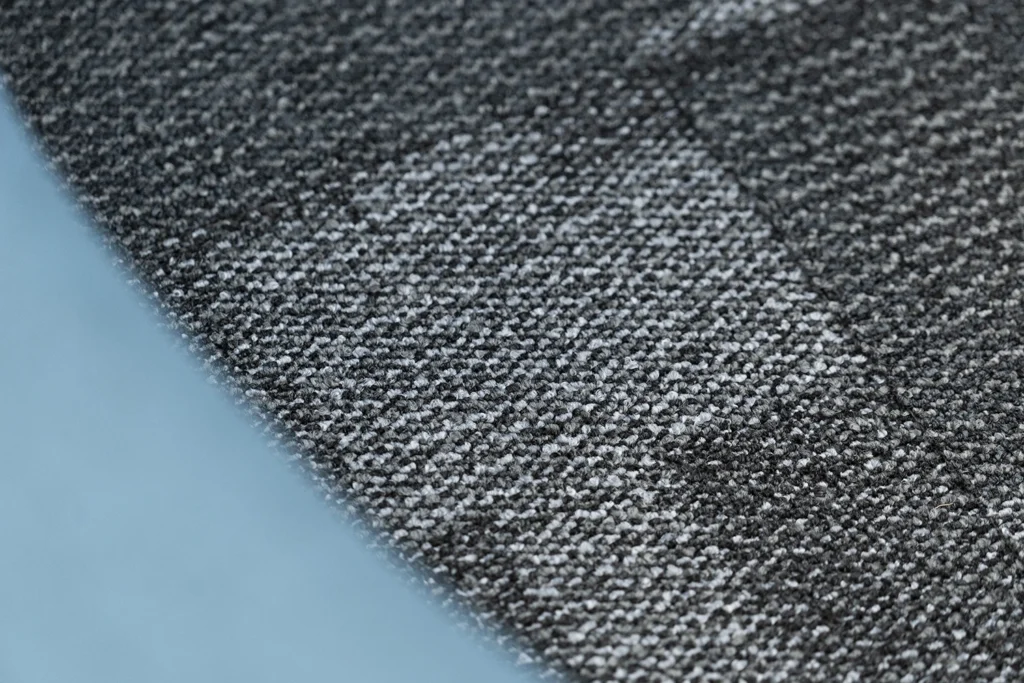 Gros plan sur les fibres de moquette antidérapante, montrant texture et adhérence naturelle

