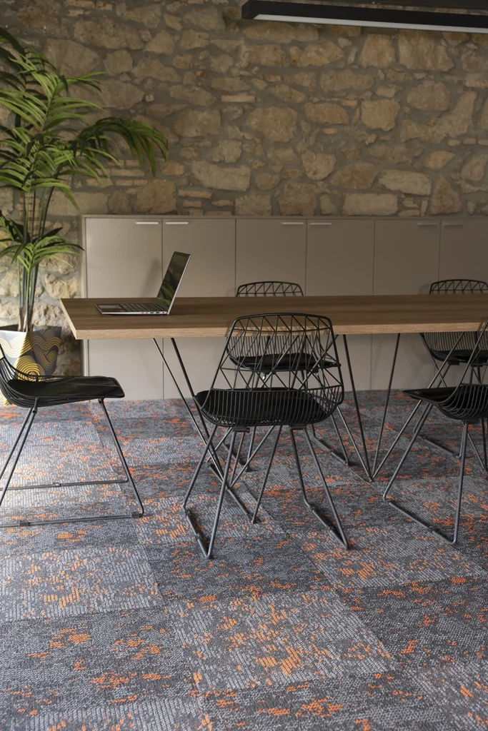 Dalles de moquette modulaires dans un open space contemporain