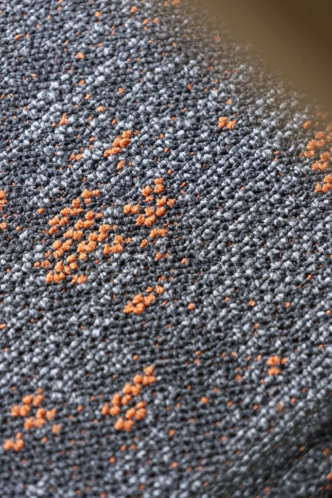 Gros plan sur la texture des fibres de moquette bouclée