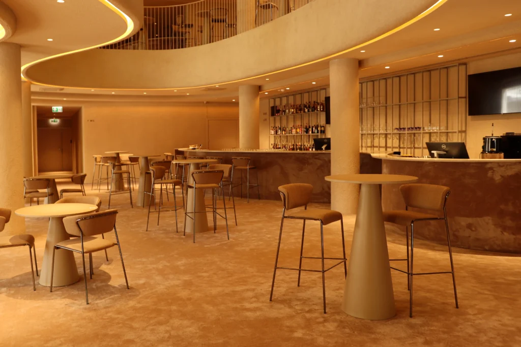 Bar de hall d’hôtel avec moquette antidérapante, ambiance élégante et accueillante


