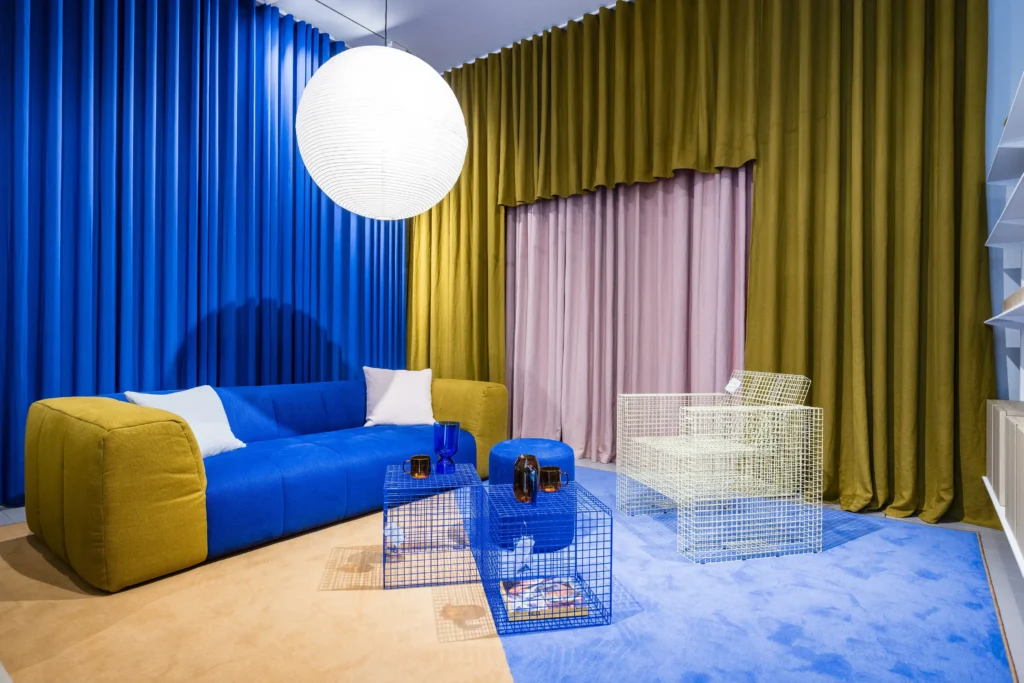 Ambiente contract arredato con colori caldi e moquette sostenibile