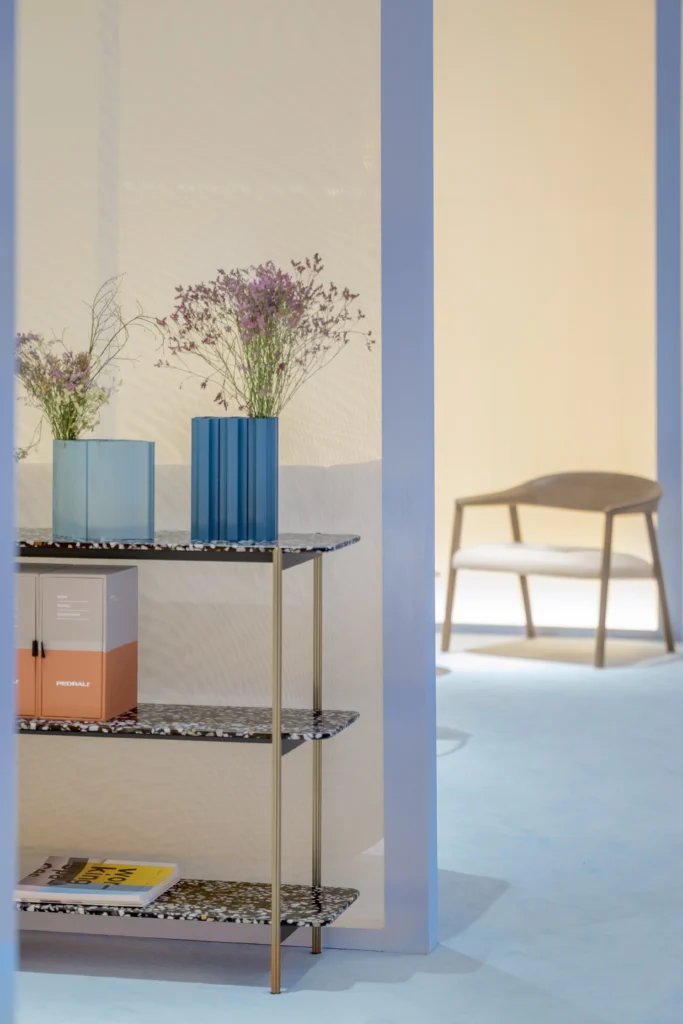 Dust-repellent polyamide carpet for high-traffic retail areas