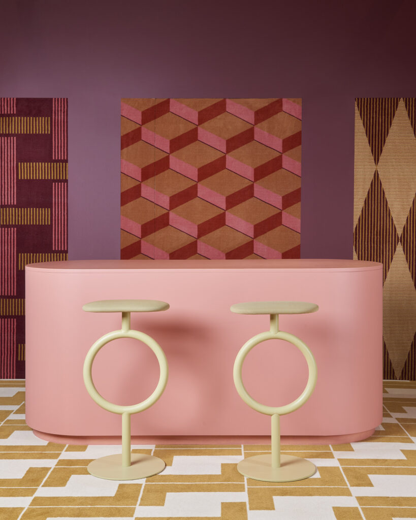 Revêtement textile design avec motifs graphiques pour salon professionnel