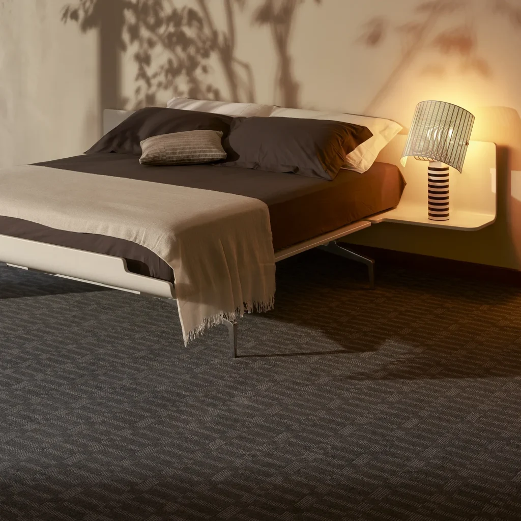 Moquette texturée apportant chaleur et élégance à la chambre