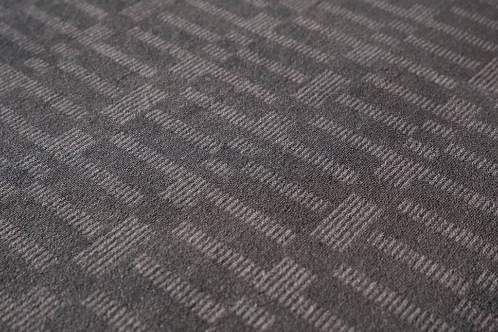 Moquette texturée apportant chaleur et élégance à la chambre