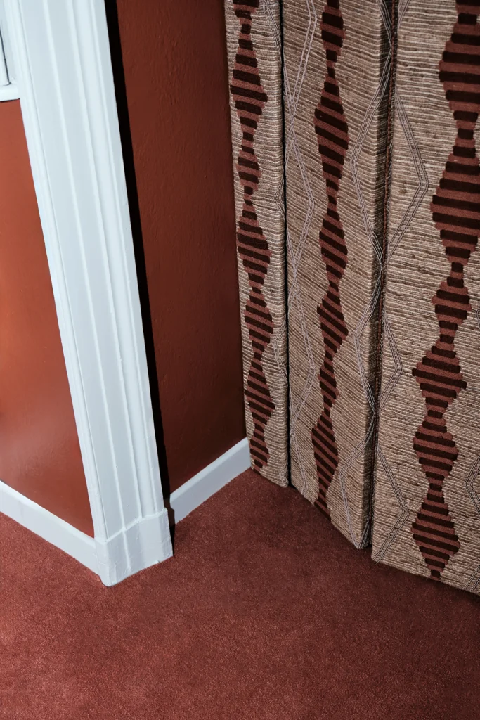 Chambre moderne avec moquette douce et silencieuse