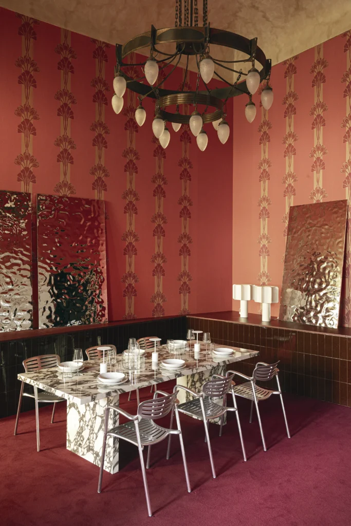 Contract flooring with colored flame retardant carpet, high resistance and aesthetics


