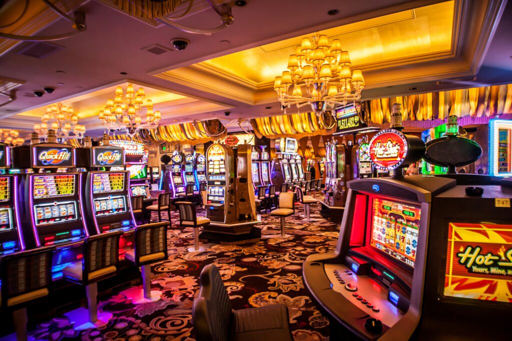 Moquette à motifs floraux créant une ambiance accueillante dans un casino