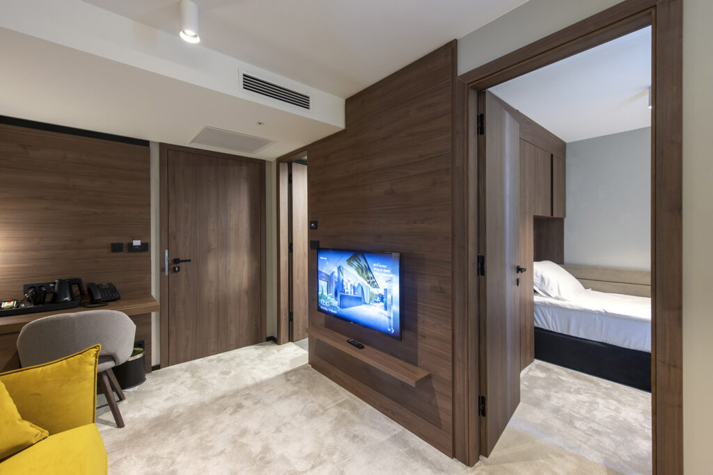 Thermal insulating carpet in a hotel room